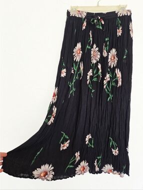 Vintage Daisy Crinkle Floral Black White Green Skirt, OS